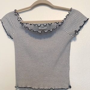 Adorable Off-the-shoulder crop top